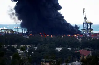 Incêndio destrói centenas de contentores em porto da Turquia após sismo
