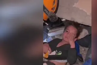 Mais um resgate na Turquia: criança encontrada a dormir sob os escombros