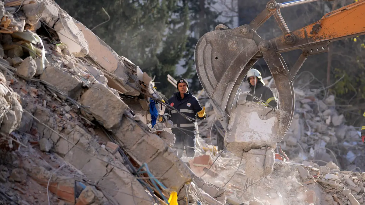Resgate de vítimas após sismo na Turquia.