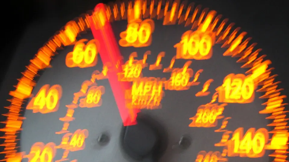 Velocímetro de carro - Imagem ilustrativa.