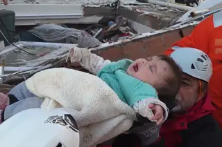 Sismo na Turquia: bebé e mãe resgatados com vida após 30 horas sob escombros