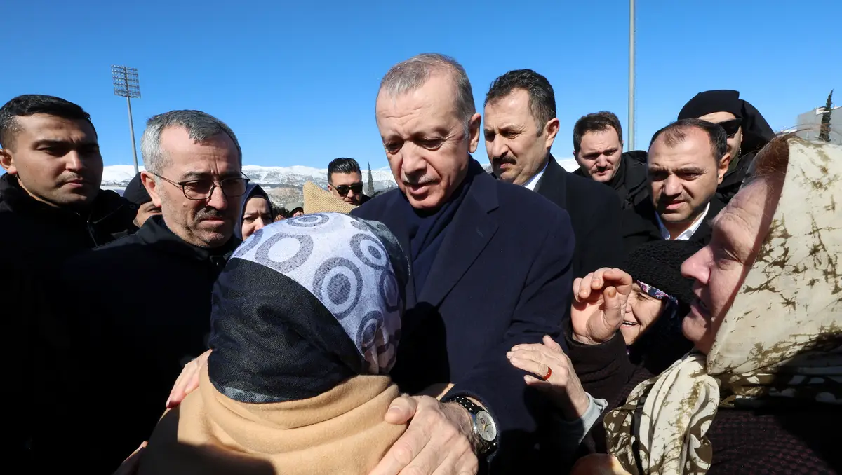 Erdoğan visita região do epicentro do sismo