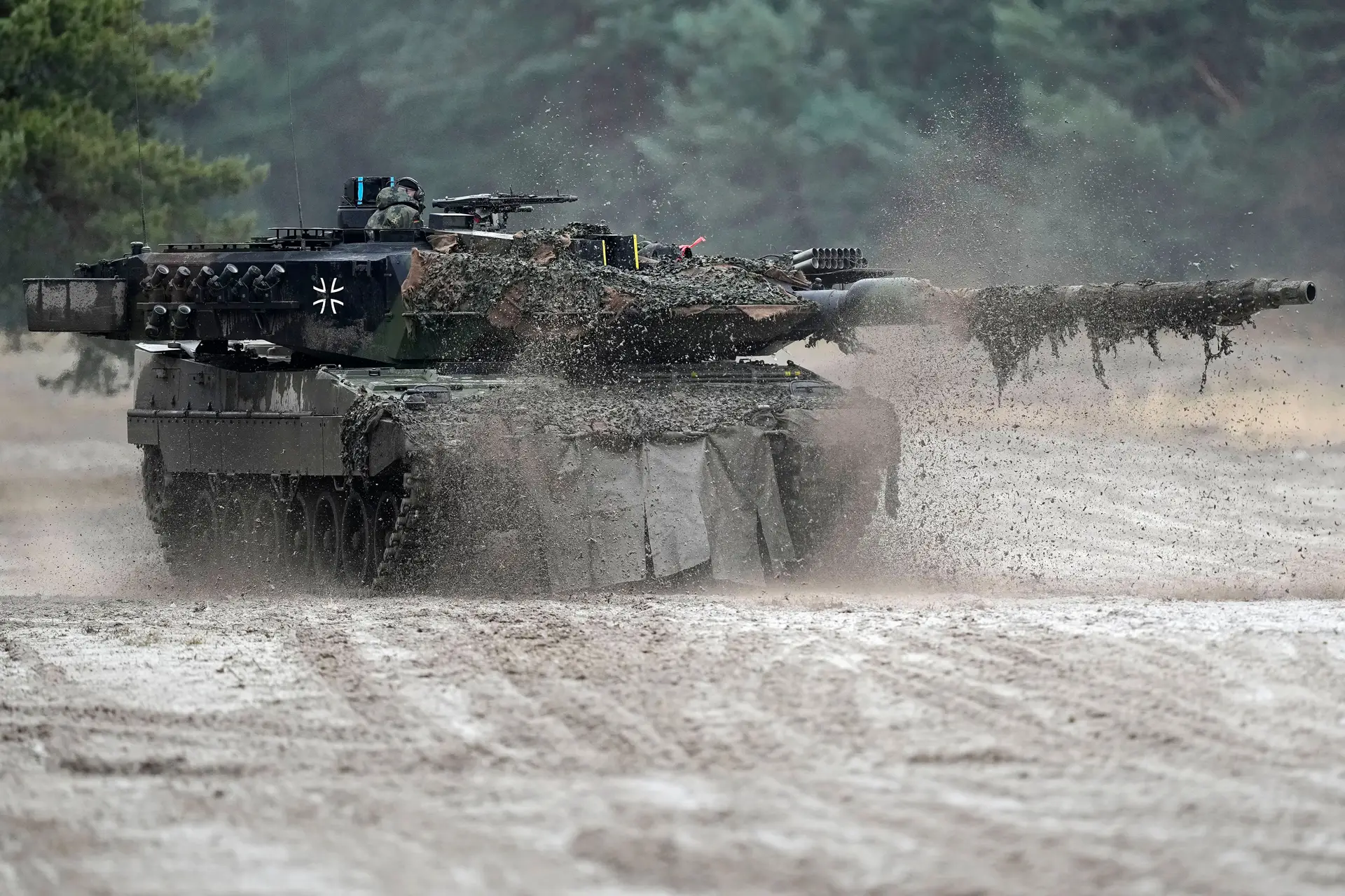 Polónia vai enviar mais 10 tanques Leopard 2 para a Ucrânia