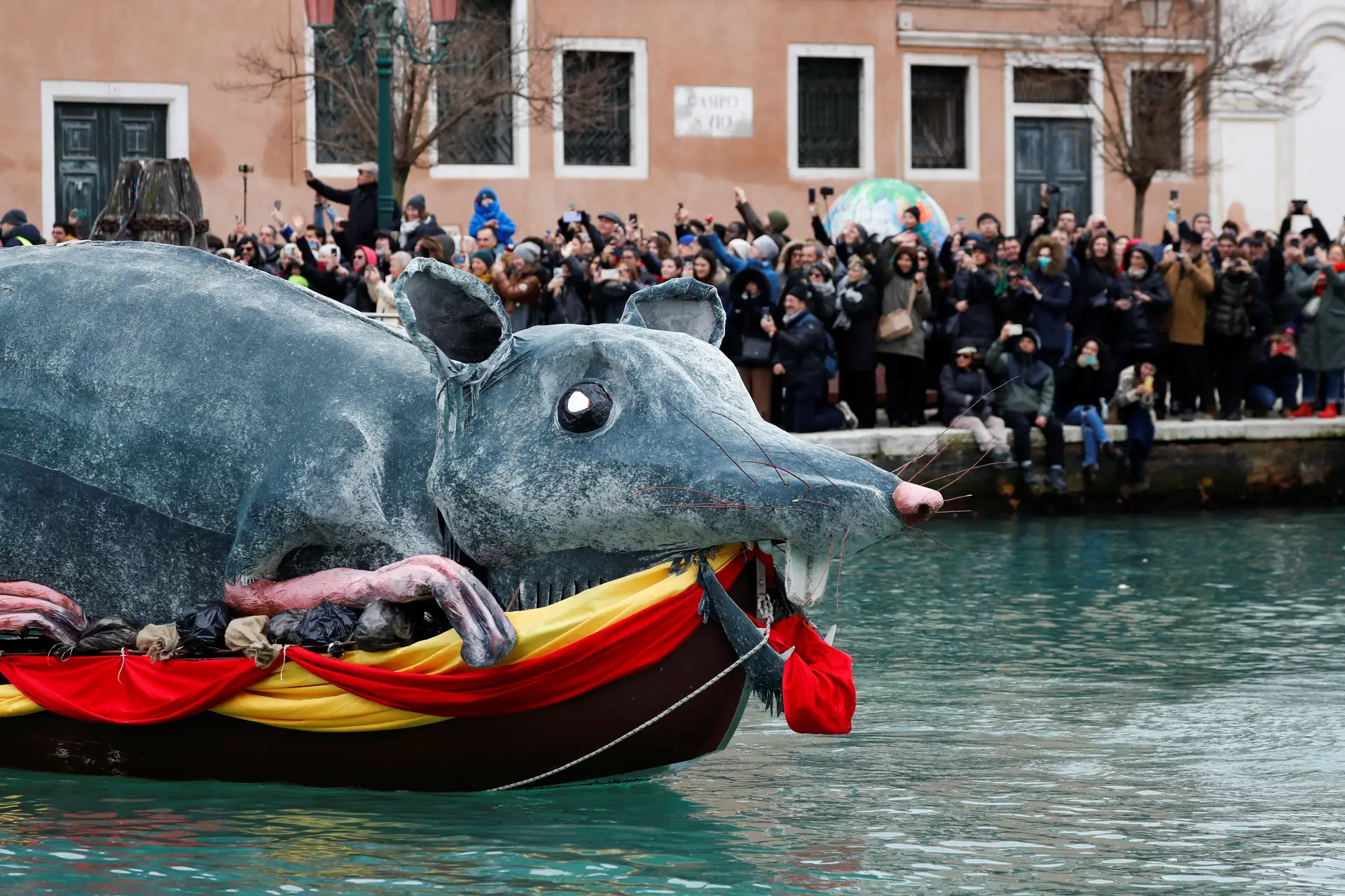 Carnaval já chegou a Veneza com uma ratazana gigante e os tradicionais disfarces