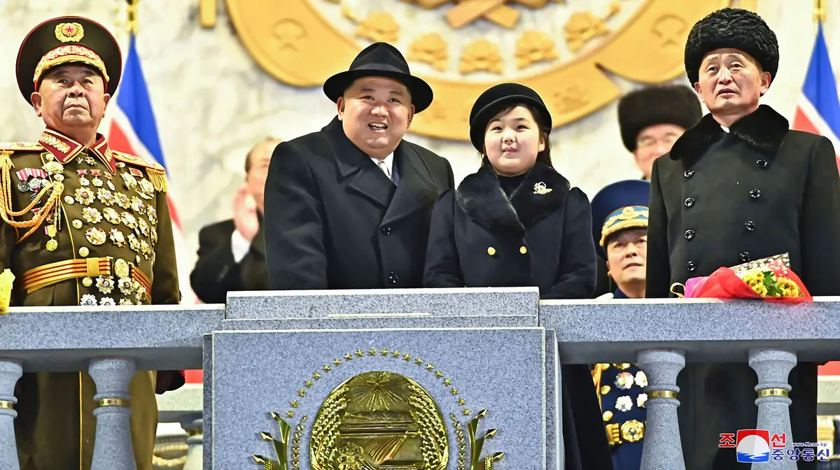 Líder norte-coreano com a filha na parada militar