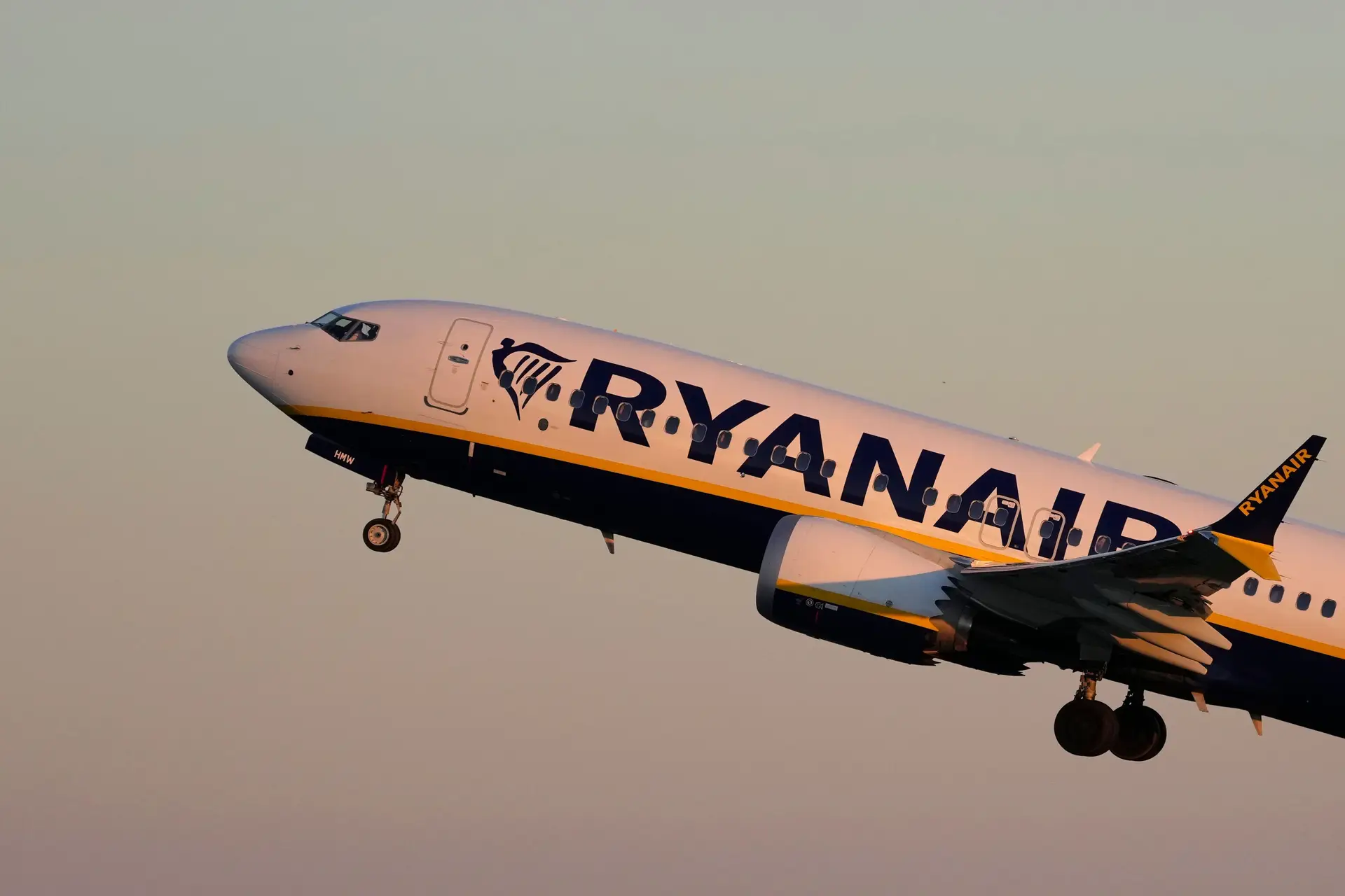 Ryanair cancela dezenas de voos devido a greve de controladores aéreos