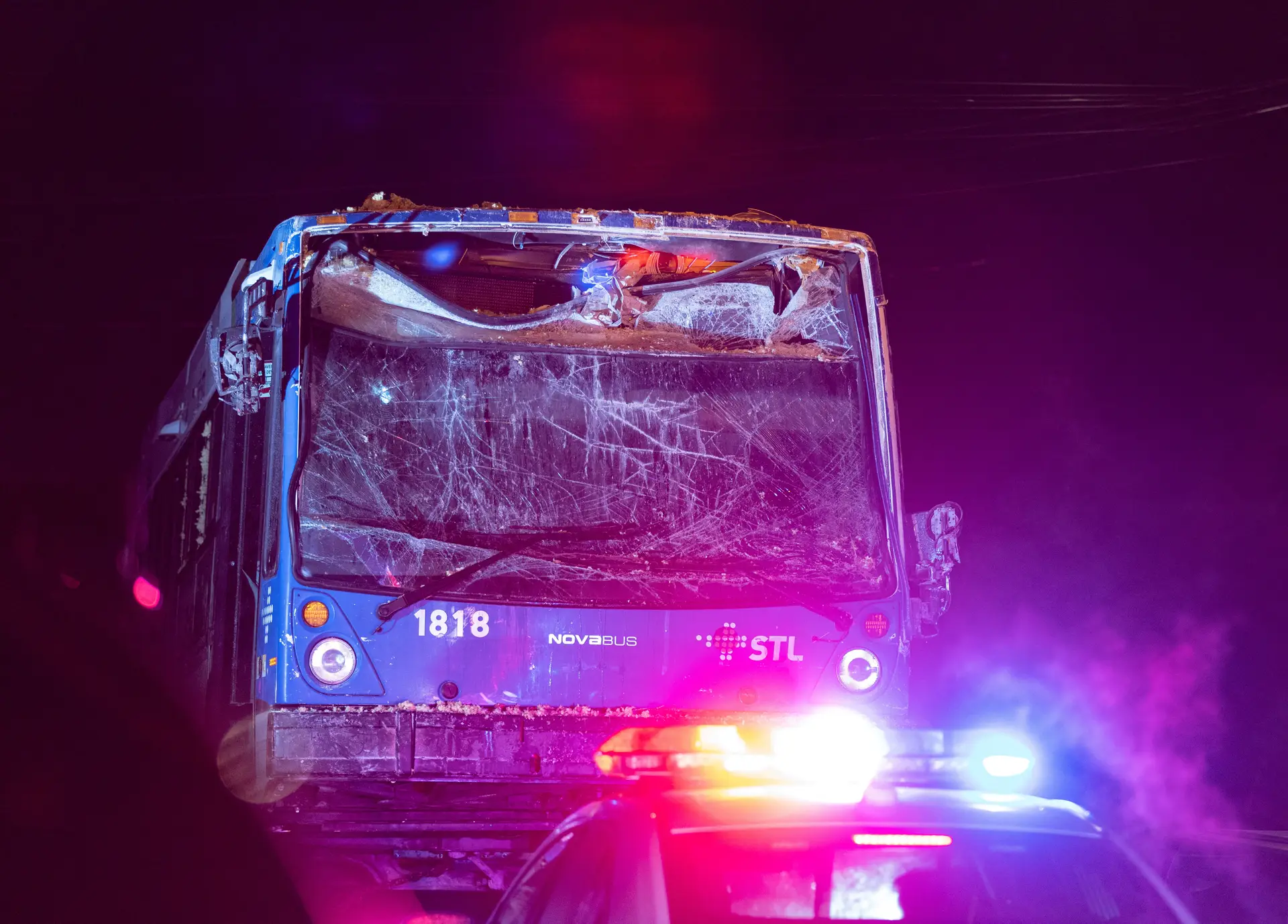 Um autocarro é rebocado depois de ter embatido contra uma creche em Laval, Quebeque, Canadá.