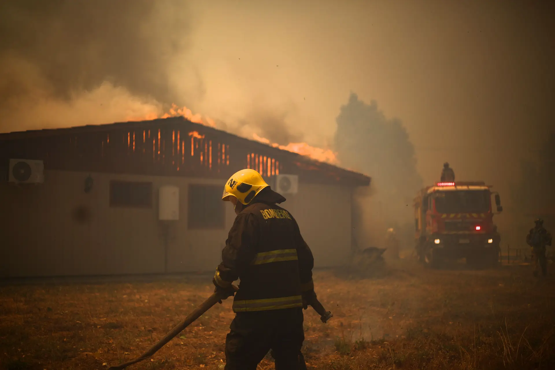 Um bombeiro trabalha enquanto um incêndio queima partes das zonas rurais em Quillon, Chile.