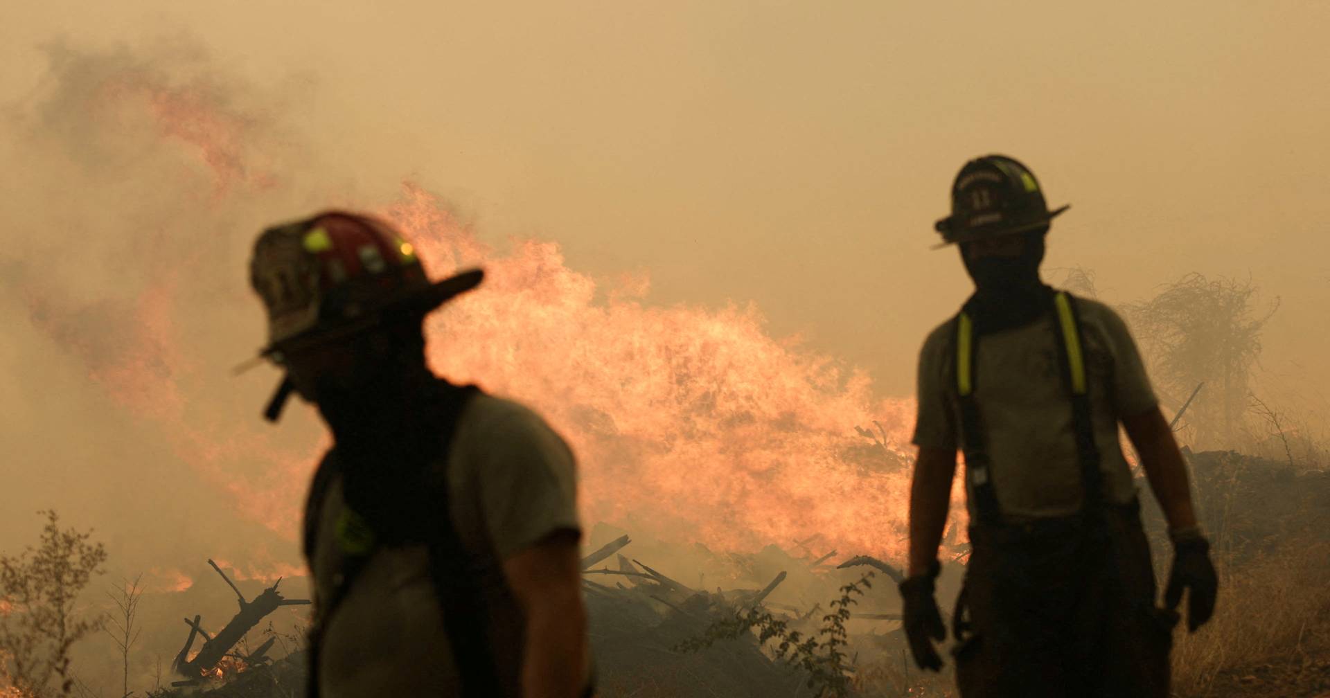 Casi 100 incendios forestales en Chile siguen fuera de control