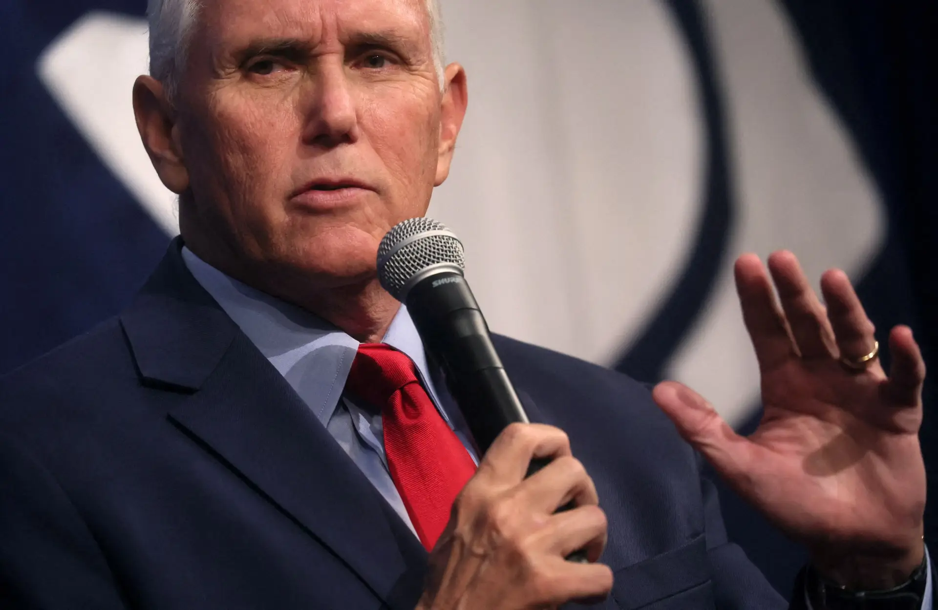 FBI faz buscas por documentos classificados em casa de Mike Pence