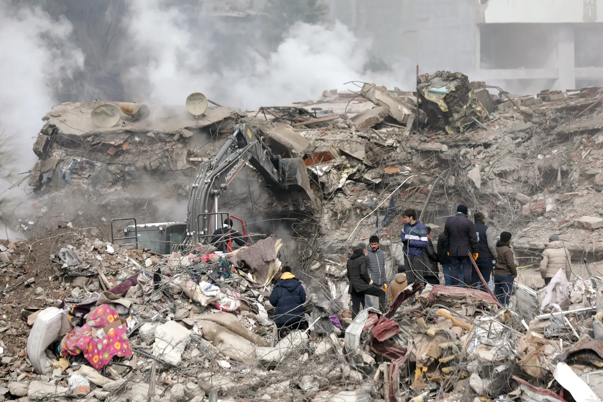 PKK suspende operações na Turquia na sequência do sismo