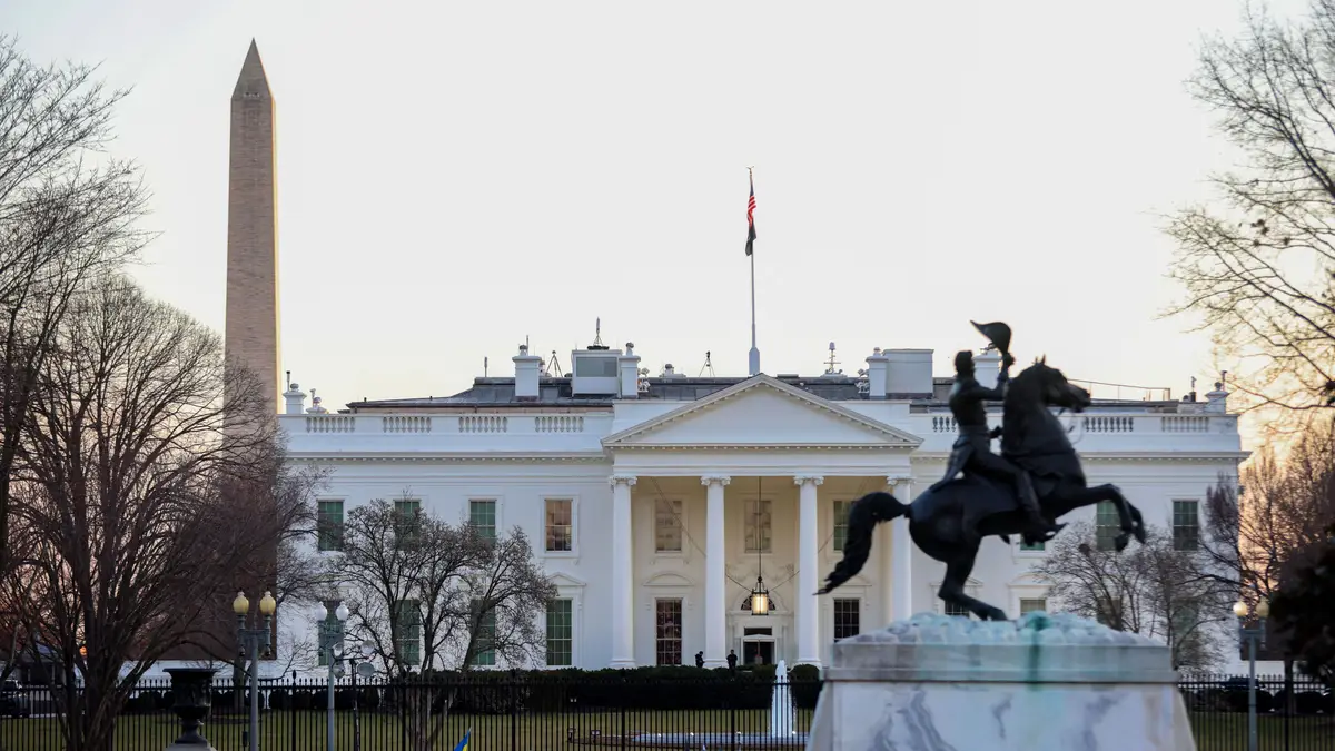 Turistas passeiam fora da Casa Branca em Washington.