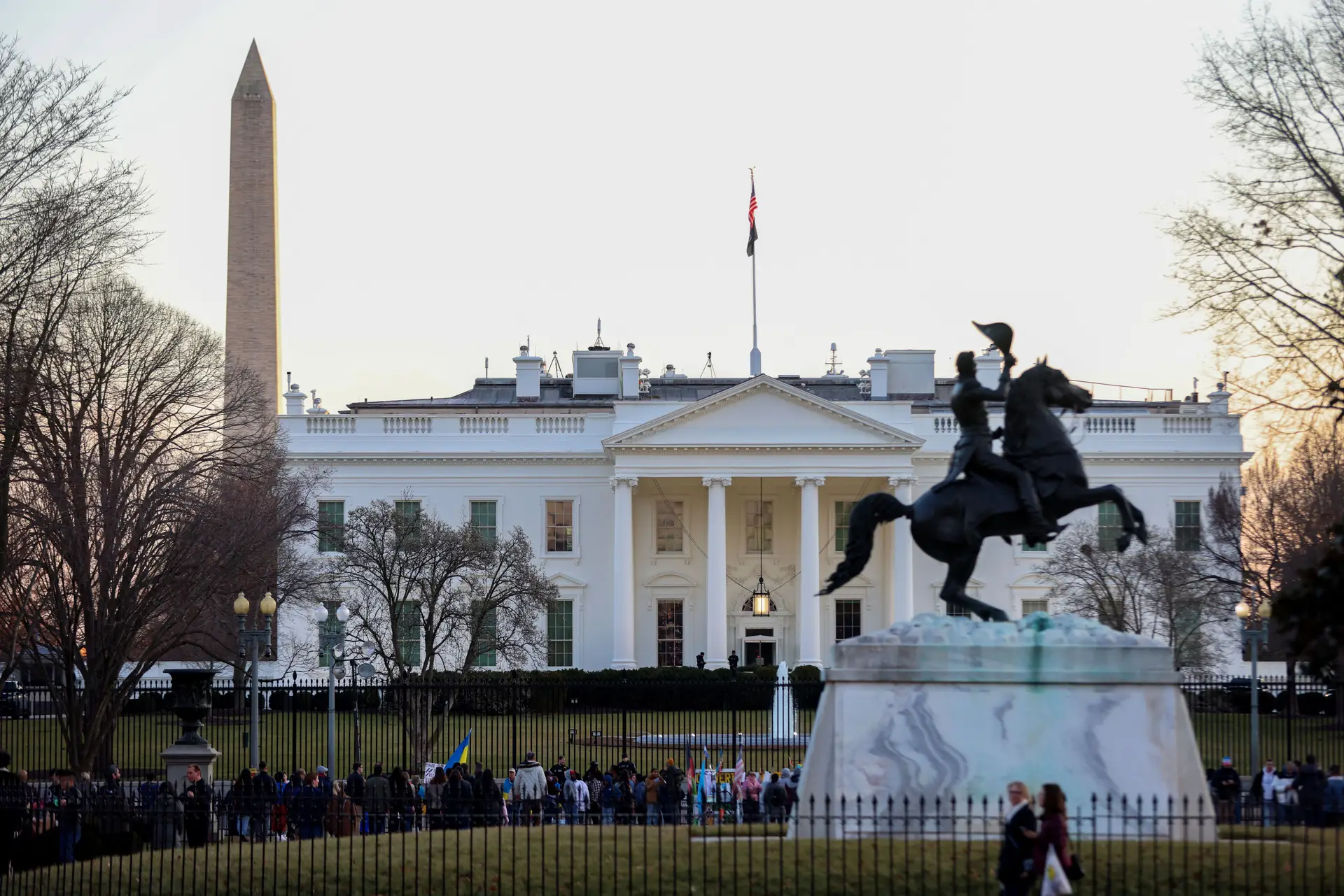 Turistas passeiam fora da Casa Branca em Washington.