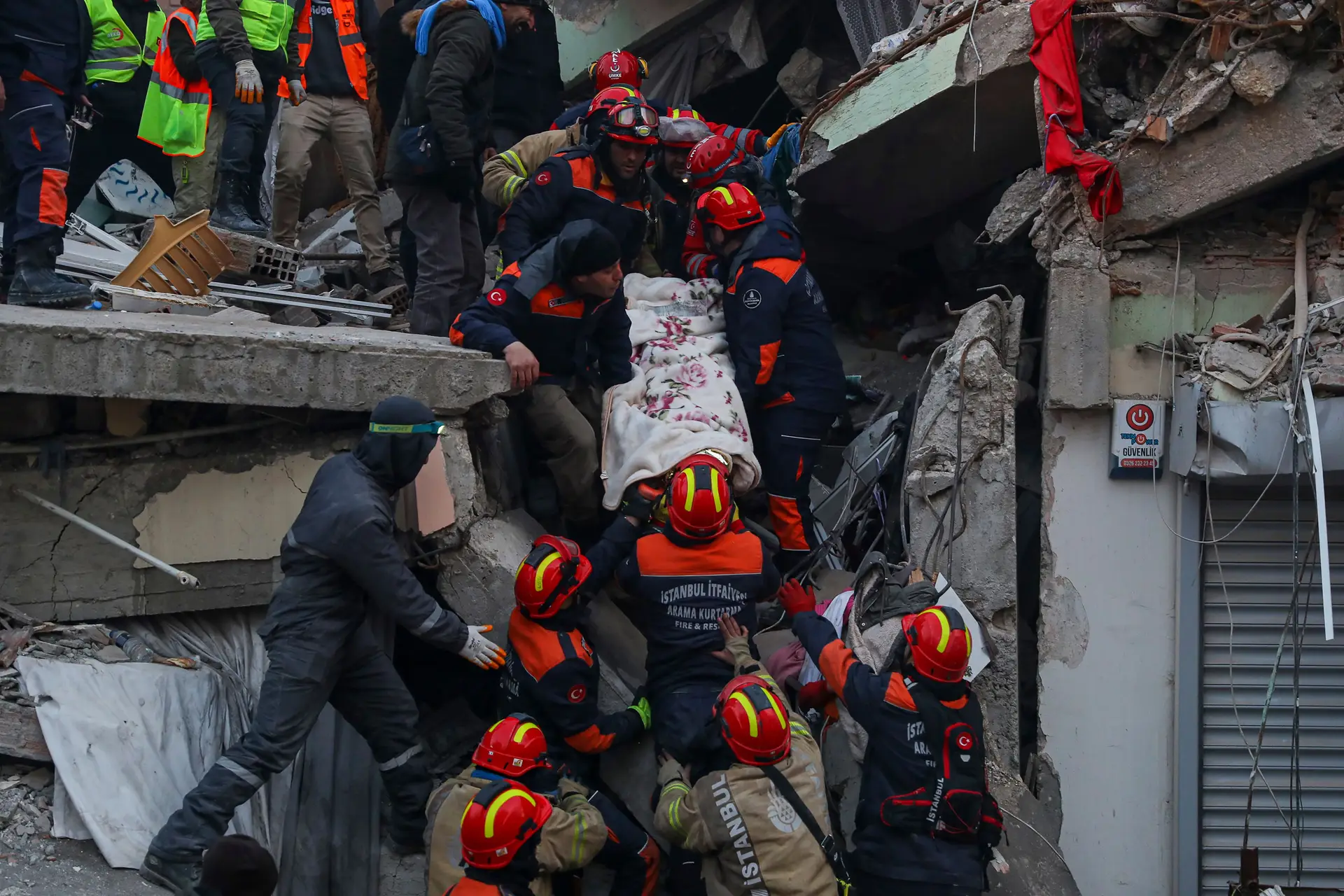 Sismo Turquia e Síria: mais de 24 mil mortos, ajuda tarda em chegar a pequenas localidades
