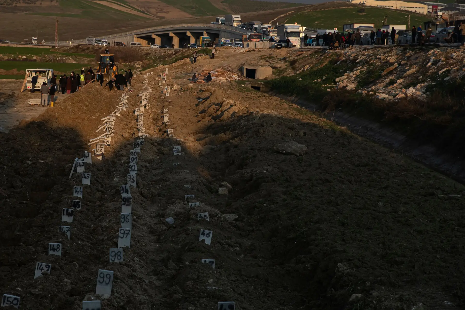 Sobe para 25 mil número de mortos no terramoto da Turquia e Síria