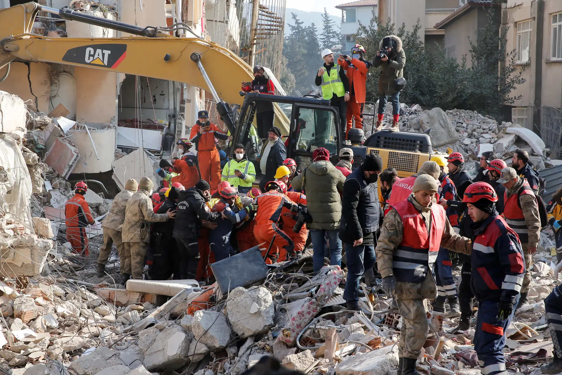 Último balanço aponta para mais de 33 mil mortos na Turquia e Síria