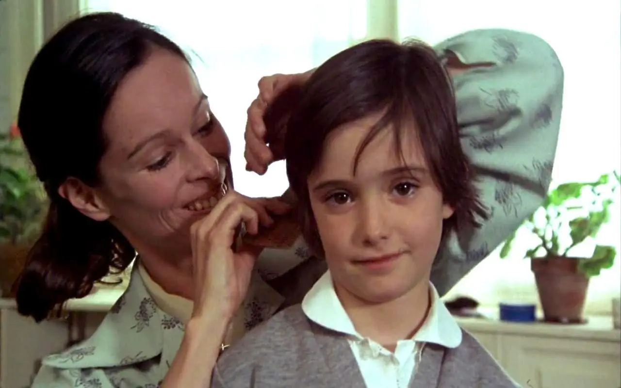 Memórias da Espanha de Carlos Saura: Geraldine Chaplin e Ana Torrent em "Cría Cuervos" (1976)