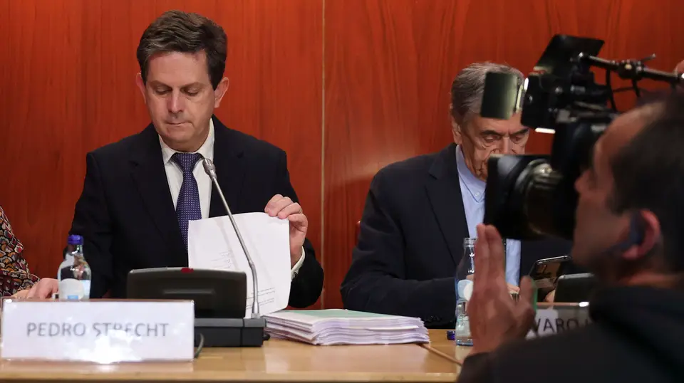 O coordenador da Comissão Independente para o Estudo dos Abusos Sexuais contra as Crianças na Igreja Católica Portuguesa, Pedro Strech (E), ladeado por Álvaro Laborinho Lúcio (D), intervém na conferência de imprensa para a apresentação do relatório final da Comissão, na Fundação Calouste Gulbenkian, em Lisboa