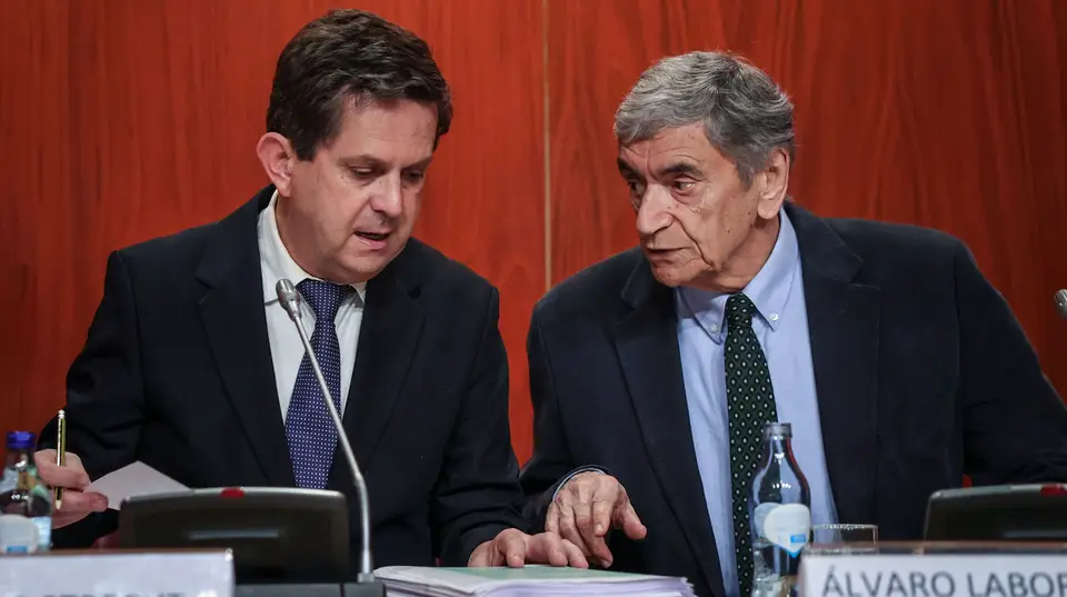 O coordenador da Comissão Independente para o Estudo dos Abusos Sexuais contra as Crianças na Igreja Católica Portuguesa, Pedro Strech (E), conversa com Álvaro Laborinho Lúcio (D), durante a apresentação do relatório final da Comissão, na Fundação Calouste Gulbenkian, em Lisboa