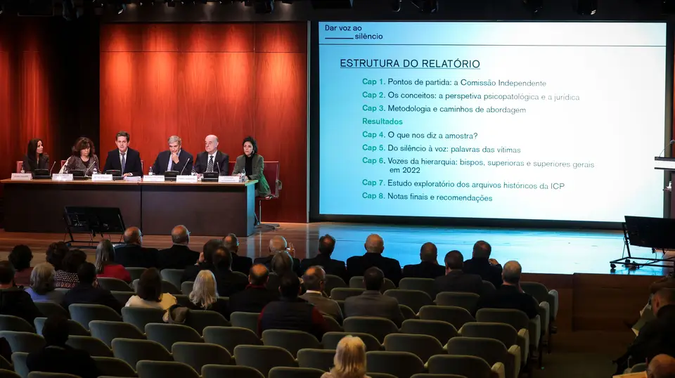 Conferência de imprensa da Comissão Independente para o Estudo dos Abusos Sexuais contra as Crianças na Igreja Católica Portuguesa, (E-D) Filipa Tavares, Ana Nunes de Almeida, Pedro Strech, Álvaro Laborinho Lúcio, Daniel Sampaio e Catarina Vasconcelos, para apresentação do relatório final, na Fundação Calouste Gulbenkian, em Lisboa