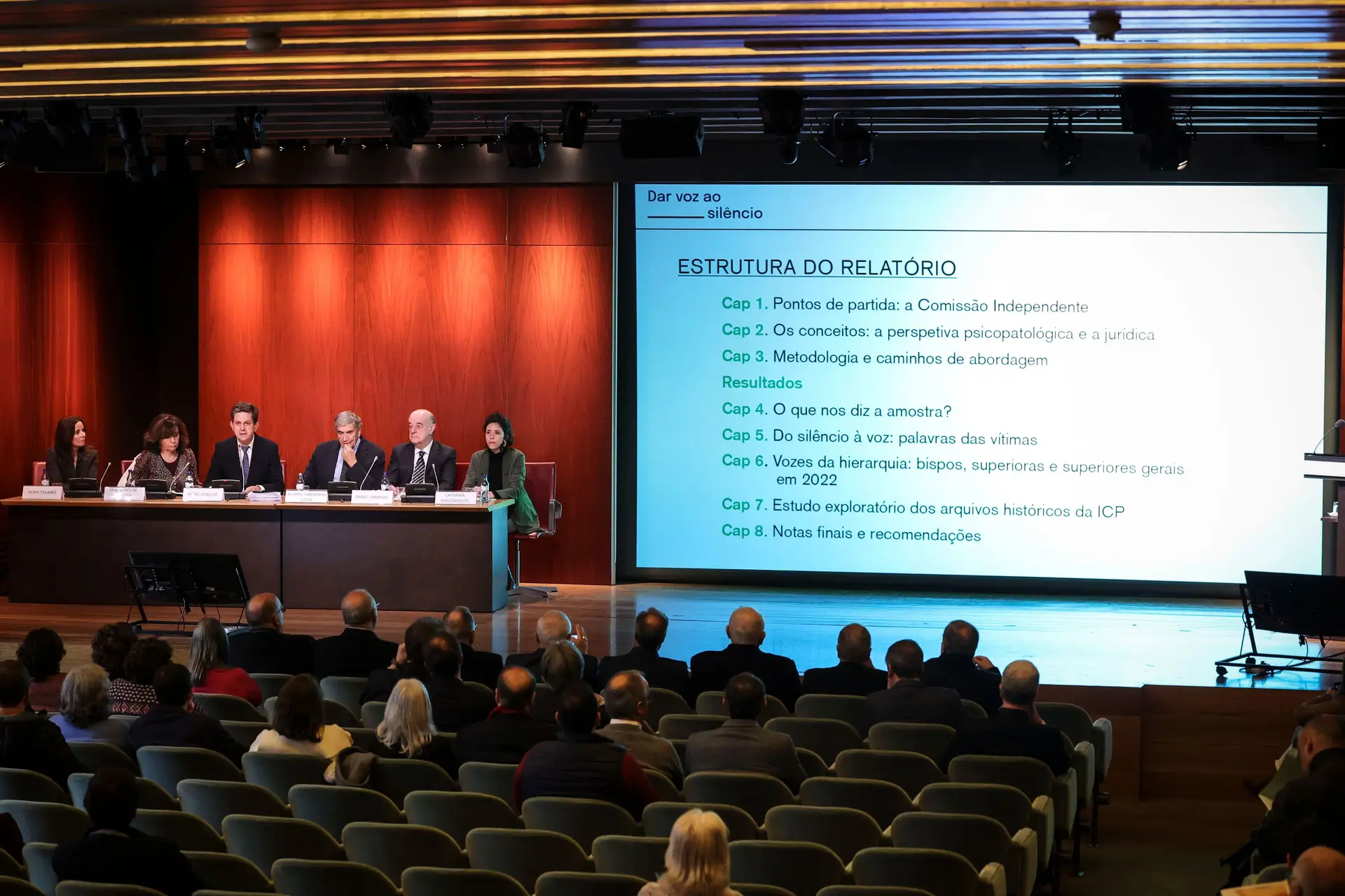 Conferência de imprensa da Comissão Independente para o Estudo dos Abusos Sexuais contra as Crianças na Igreja Católica Portuguesa, (E-D) Filipa Tavares, Ana Nunes de Almeida, Pedro Strech, Álvaro Laborinho Lúcio, Daniel Sampaio e Catarina Vasconcelos, para apresentação do relatório final, na Fundação Calouste Gulbenkian, em Lisboa