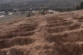 Vítimas do sismo na Turquia enterradas em descampados e valas comuns sem direito a cerimónias