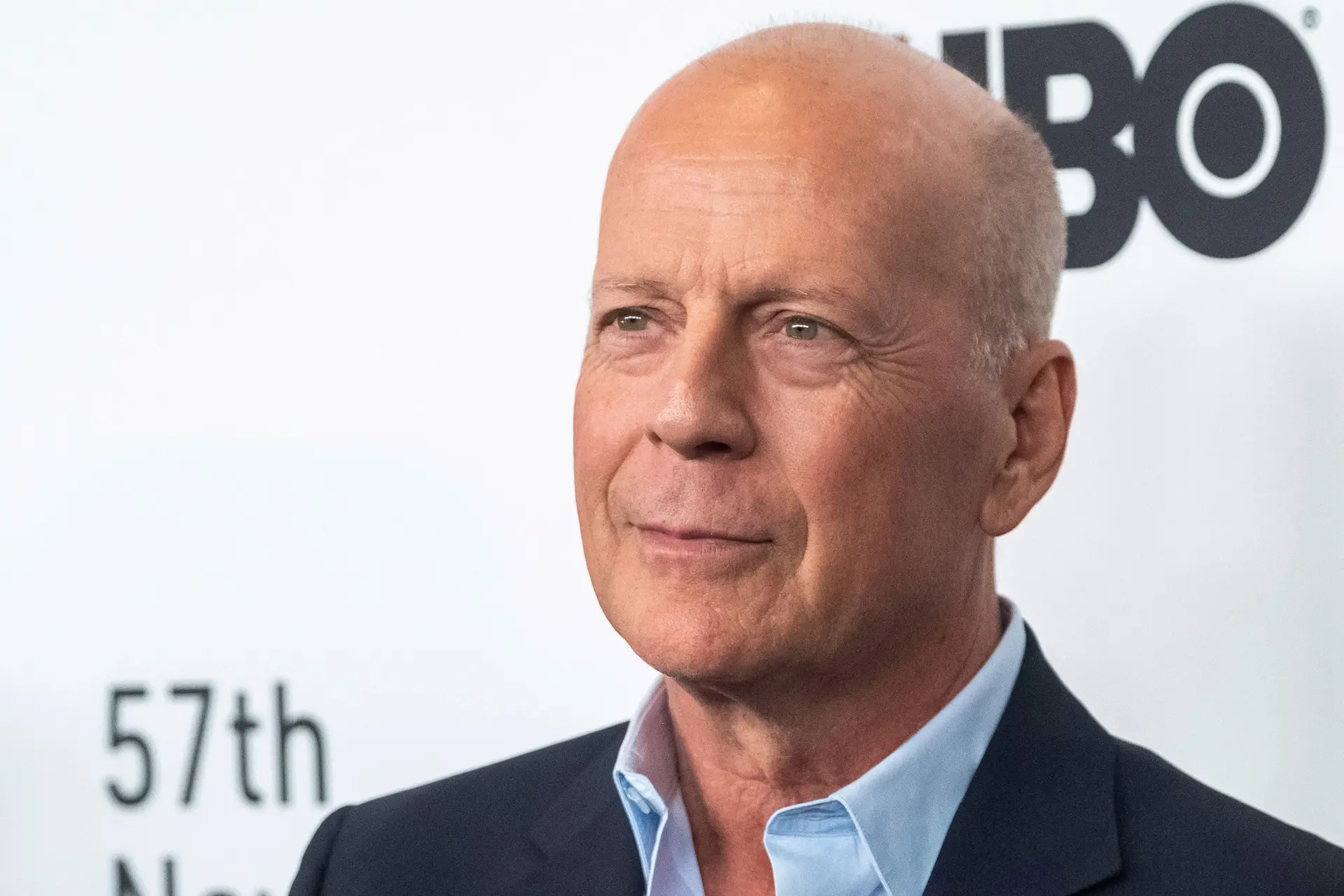 Bruce Willis aparece em público para agradecer a socorristas de Los Angeles