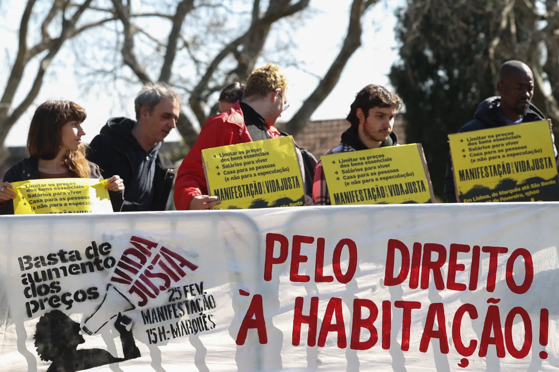 Cerca de 20 pessoas protestam frente ao Conselho de Ministros pelo direito à habitação