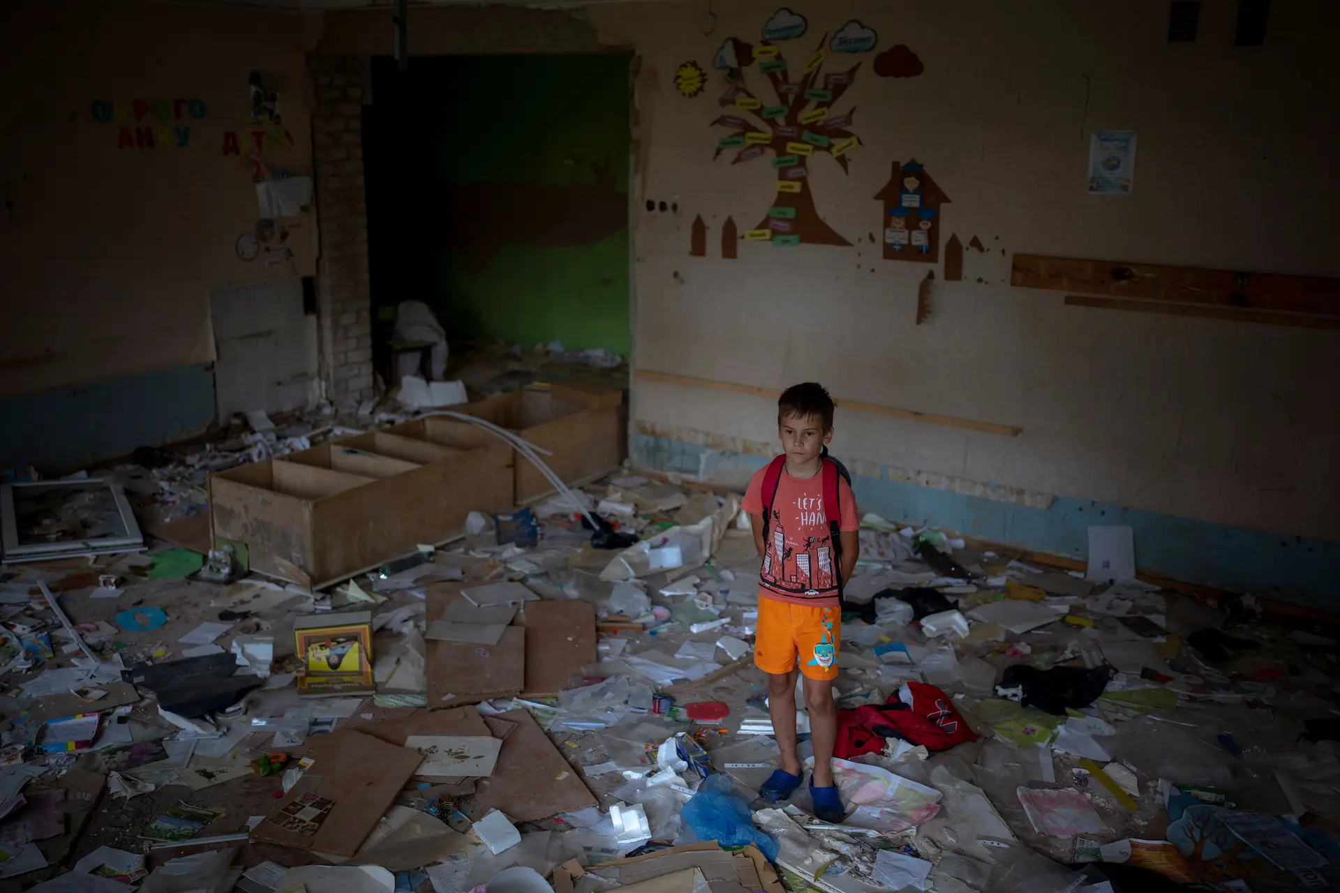 Menino de 11 anos na escola que frequentava e que foi destruída pelas forças russas em Chernihiv, no norte da Ucrânia.