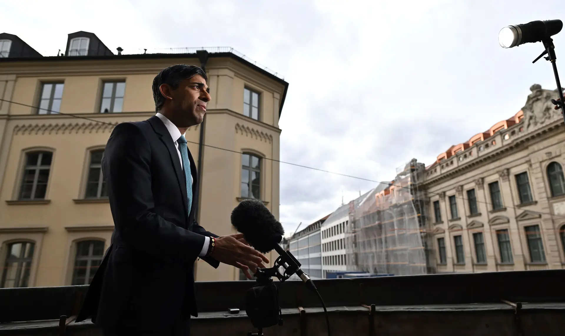 Rishi Sunak admite envio de aviões de combate para a Ucrânia apesar das dúvidas