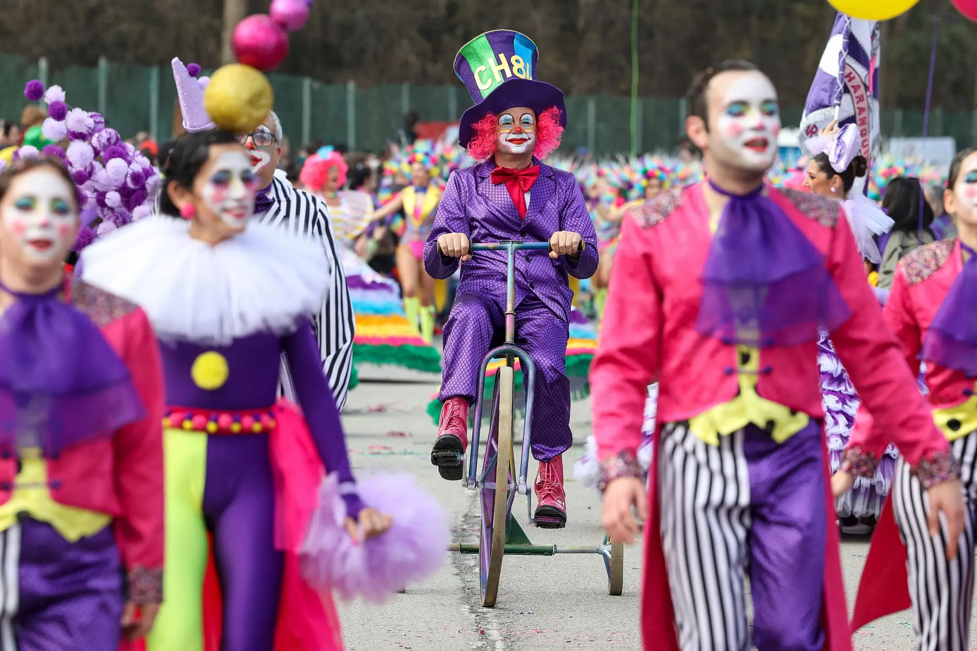 Carnaval por todo o país: o samba e a sátira "que ninguém leva a mal"