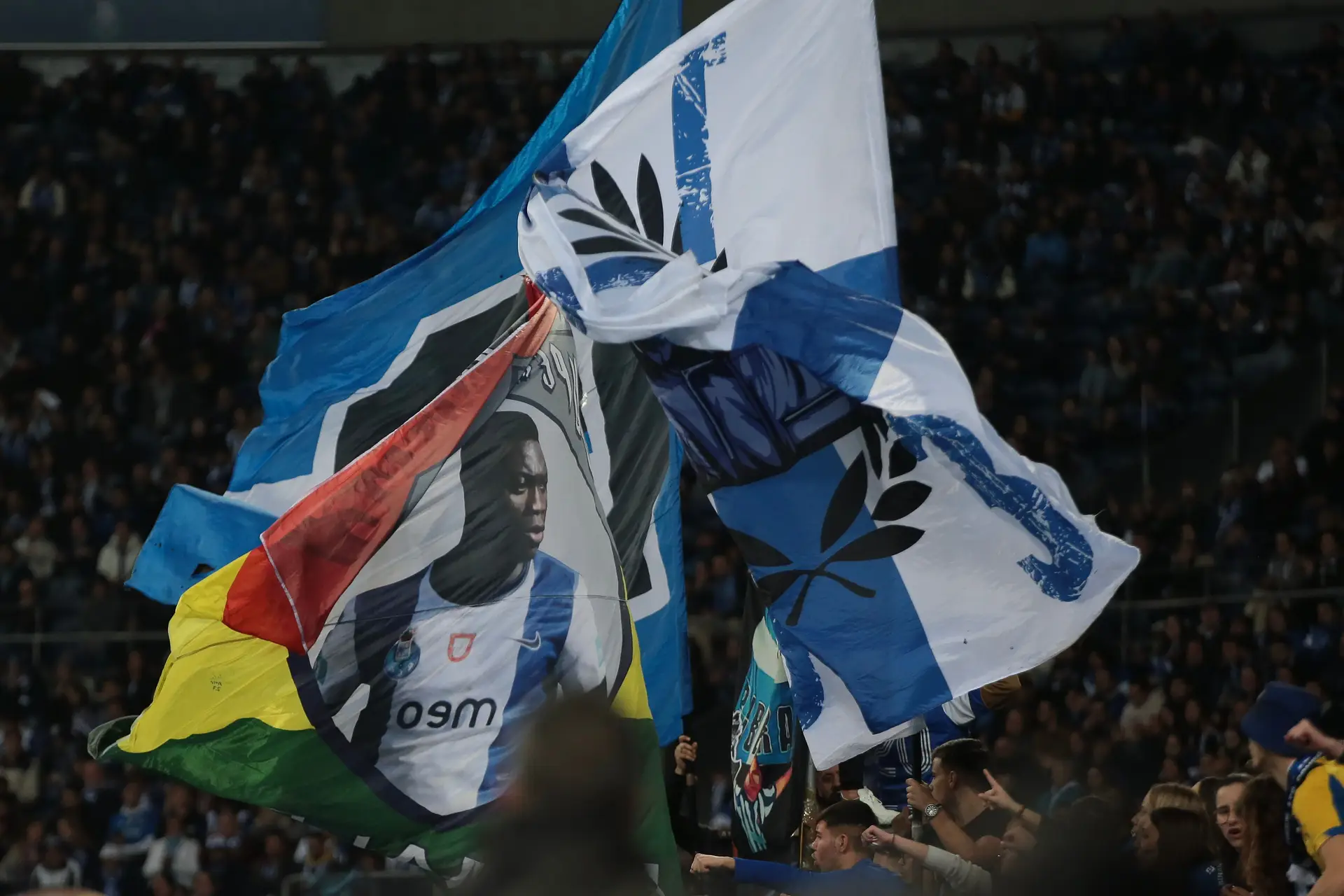 Adeptos do FC Porto prestam homenagem a Ats, morto no sismo na Turquia.