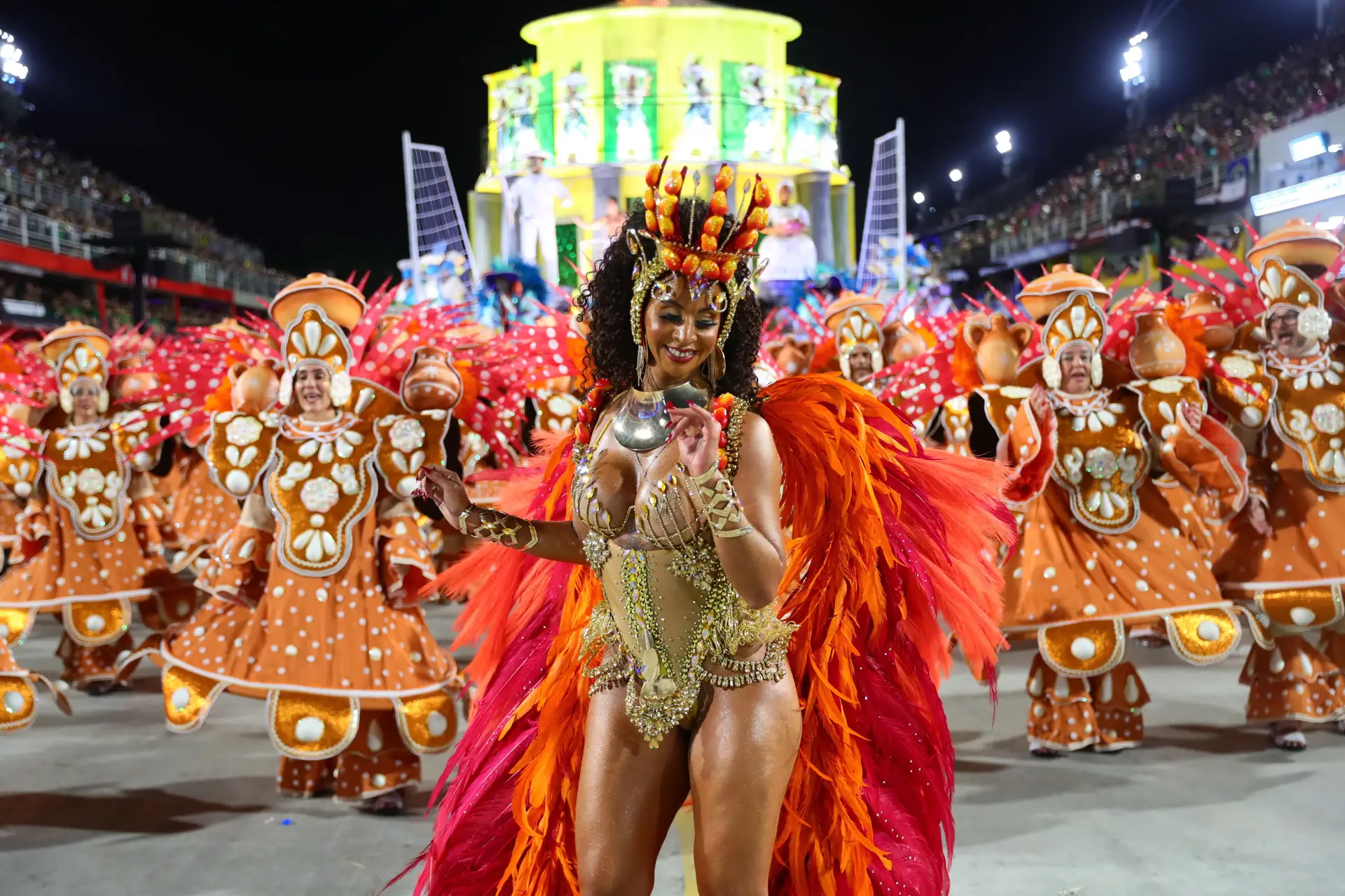 Sambódromo do Rio de Janeiro volta a encher-se de cor para