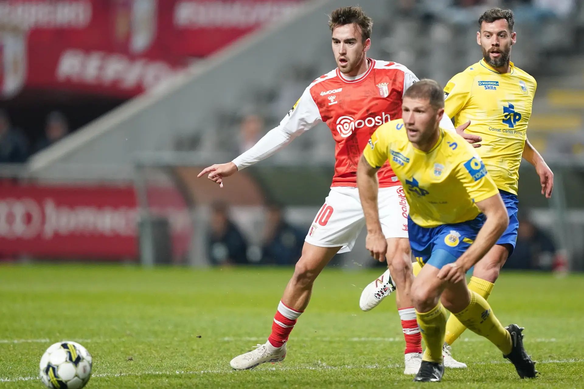 Andrá Horta (E) do Arouca disputa a bola com Nino Galovic do SPorting de Braga durante o jogo da 21ª jornada a contar para a Primeira Liga de Futebol realizado no Estádio Municipal de Braga
