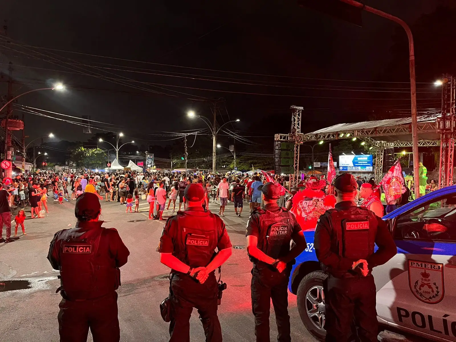 Polícia Militar do Rio de Janeiro em ação numa festa de Carnaval.