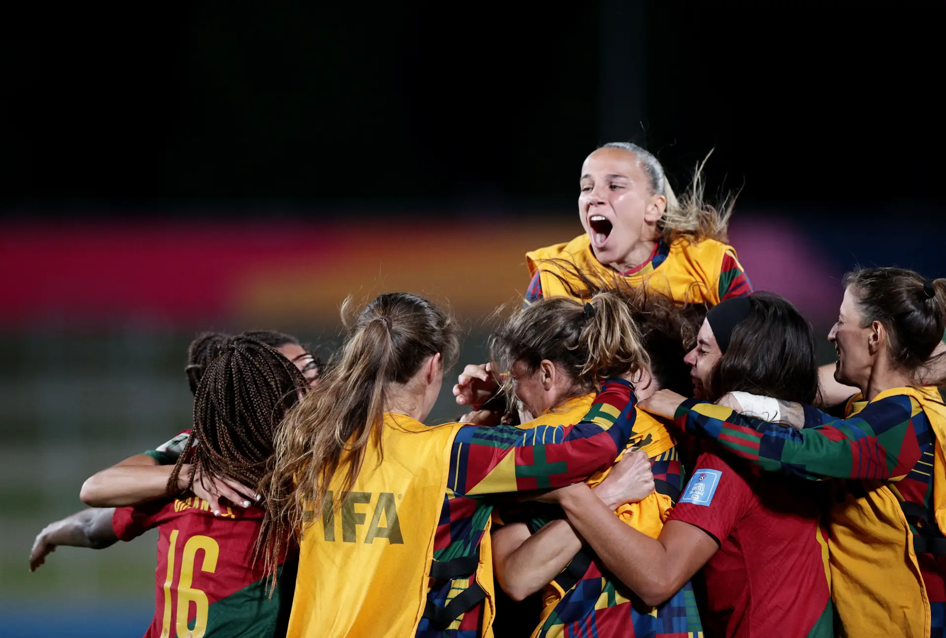 A seleção portuguesa feminina de futebol momentos após qualificar-se para o Mundial de 2023, ao vencer os Camarões por 2-1, na final do Grupo A do Play-off Intercontinental, em Hamilton, na Nova Zelândia.