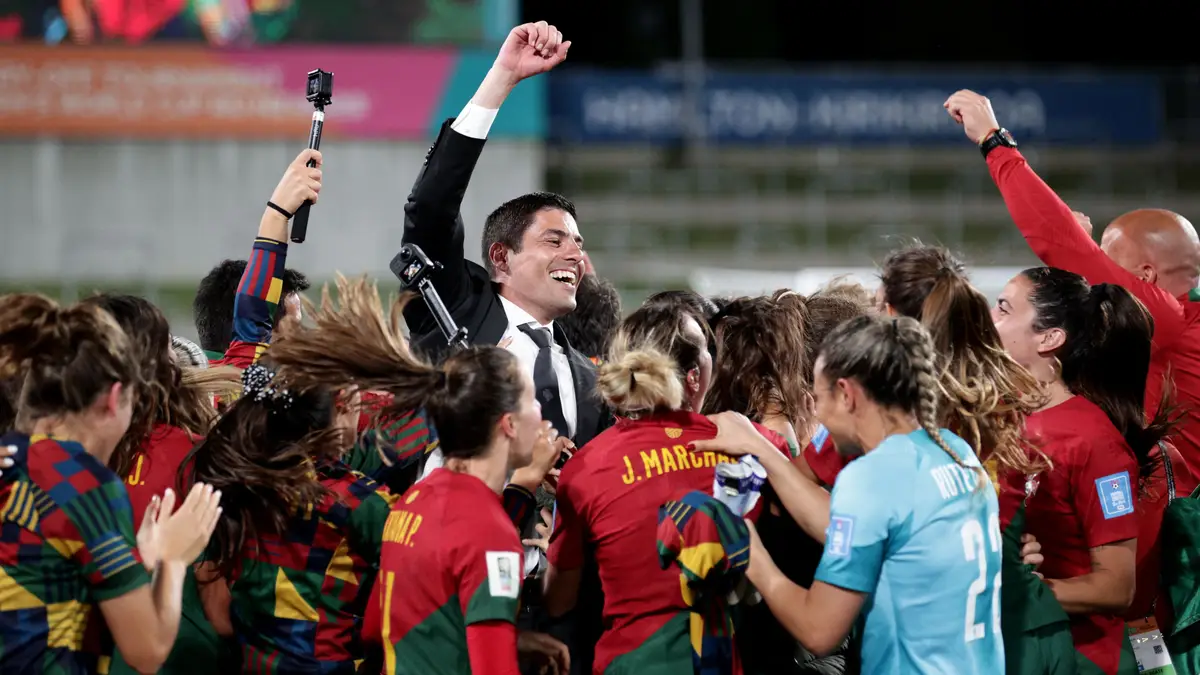 A seleção portuguesa feminina de futebol momentos após qualificar-se para o Mundial de 2023, ao vencer os Camarões por 2-1, na final do Grupo A do Play-off Intercontinental, em Hamilton, na Nova Zelândia.