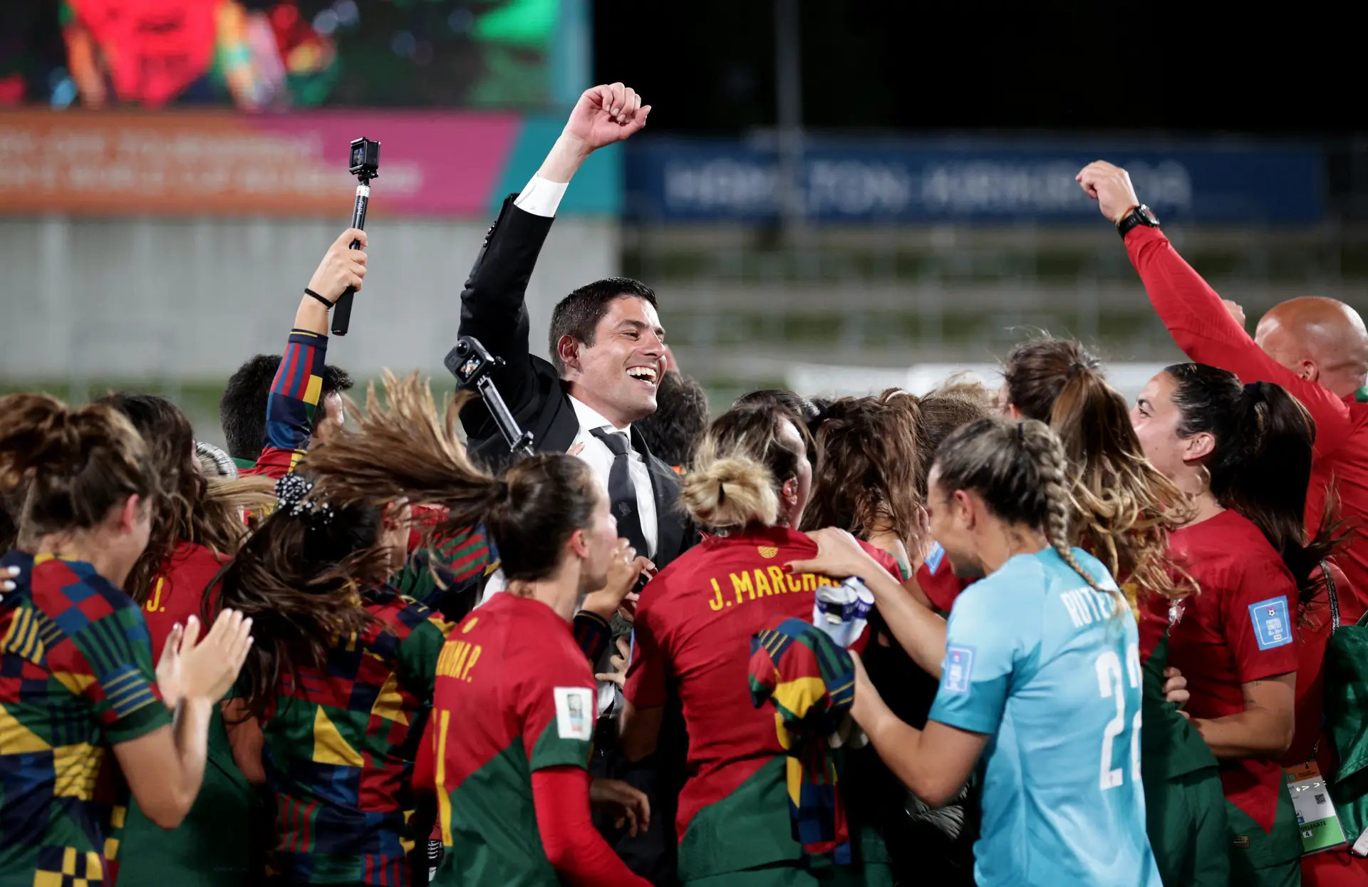 A seleção portuguesa feminina de futebol momentos após qualificar-se para o Mundial de 2023, ao vencer os Camarões por 2-1, na final do Grupo A do Play-off Intercontinental, em Hamilton, na Nova Zelândia.