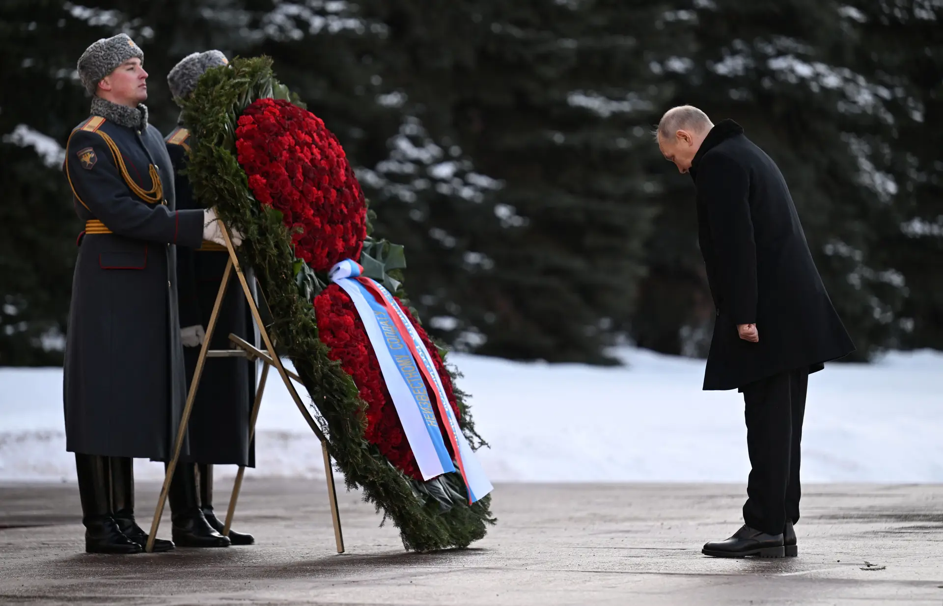 No Dia do Defensor da Pátria, Vladimir Putin foi depositar uma coroa de flores no Túmulo do Soldado Desconhecido.