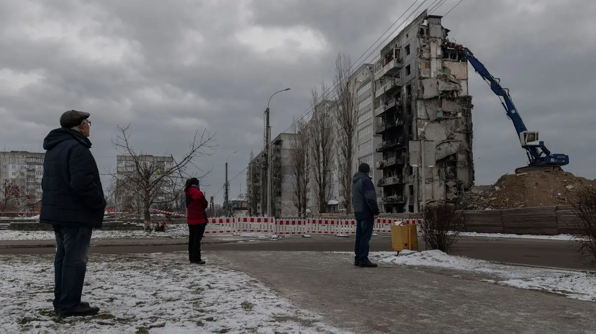 Locais assistem à demolição de um edifício bombardeado em Borodyanka.