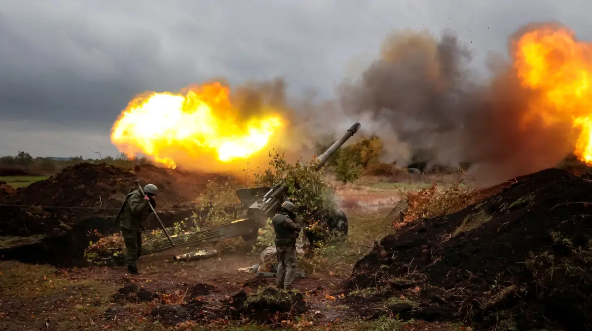 Soldados ucranianos disparam artilharia na região de Donetsk, controlada pela Rússia.