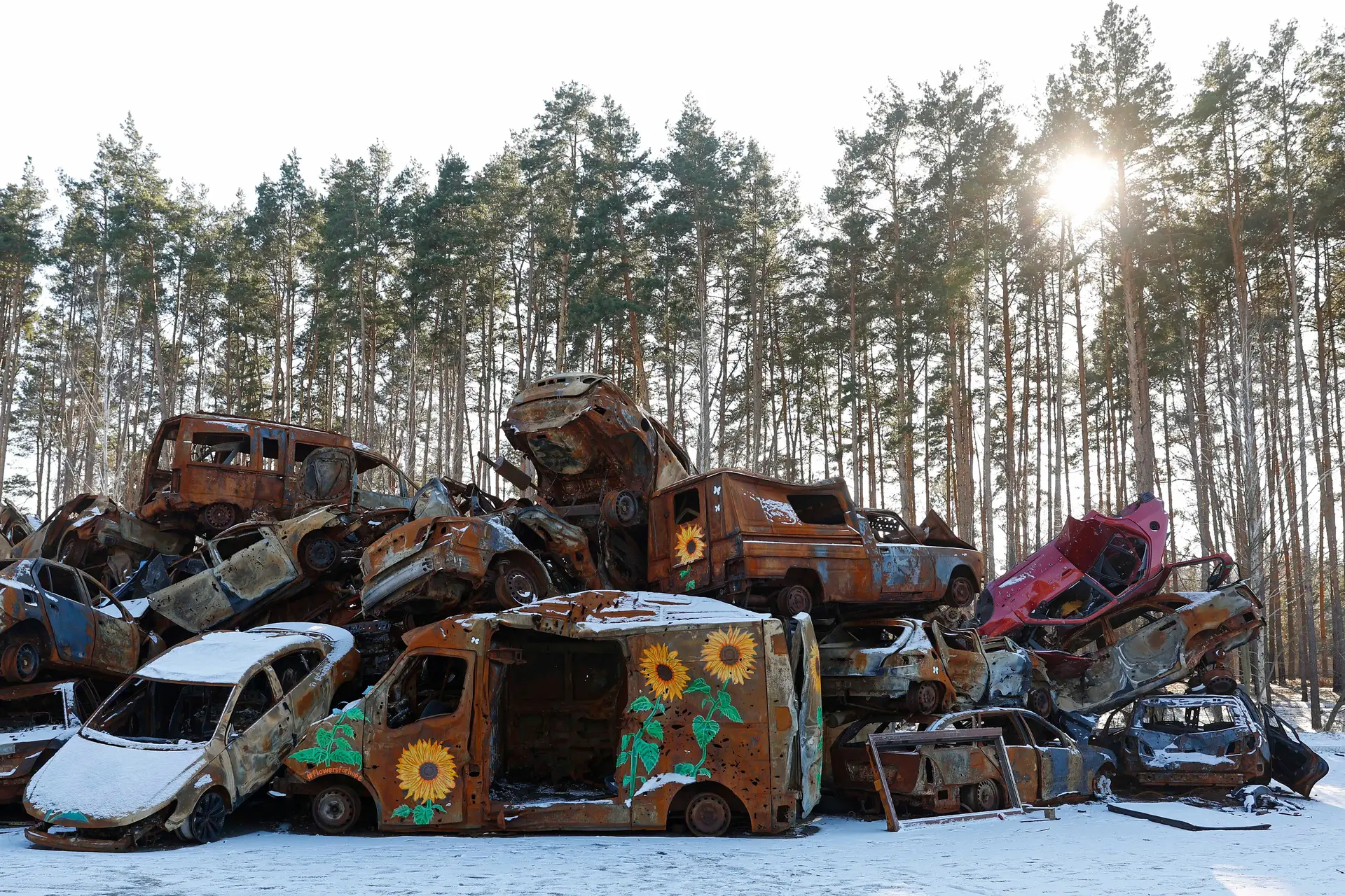 Um conjunto de carros destruídos durante o massacre de Bucha permanece amontoado num depósito nos arredores de Kiev, 23 de fevereiro de 2023.