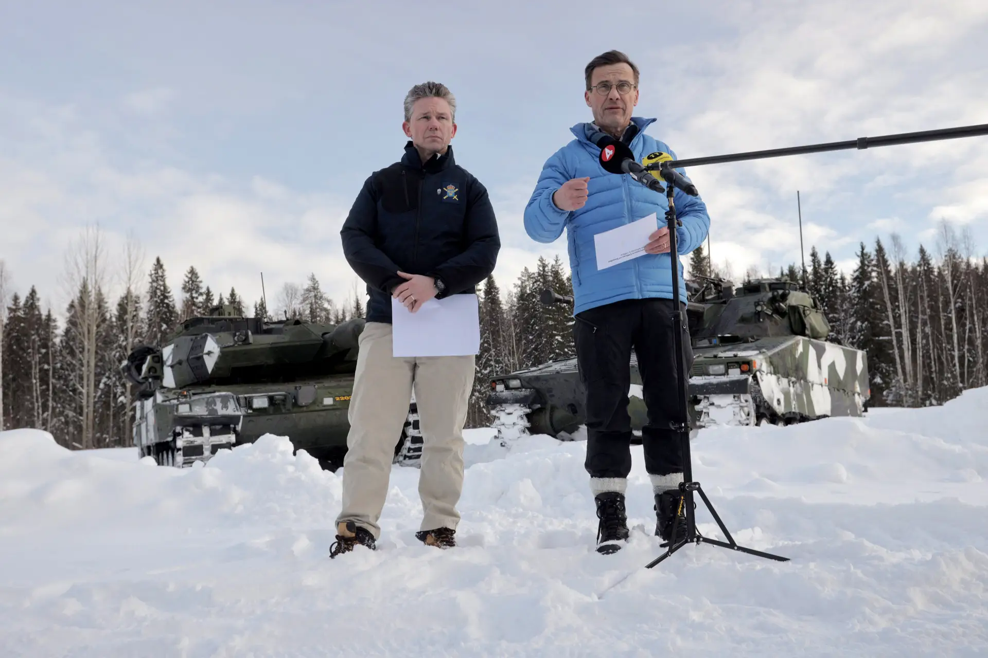 O primeiro-ministro sueco Ulf Kristersson (à direita) e o ministro da Defesa sueco Pal Jonson (à esquerda) anunciam o envio de tanques Leopard para a Ucrânia.