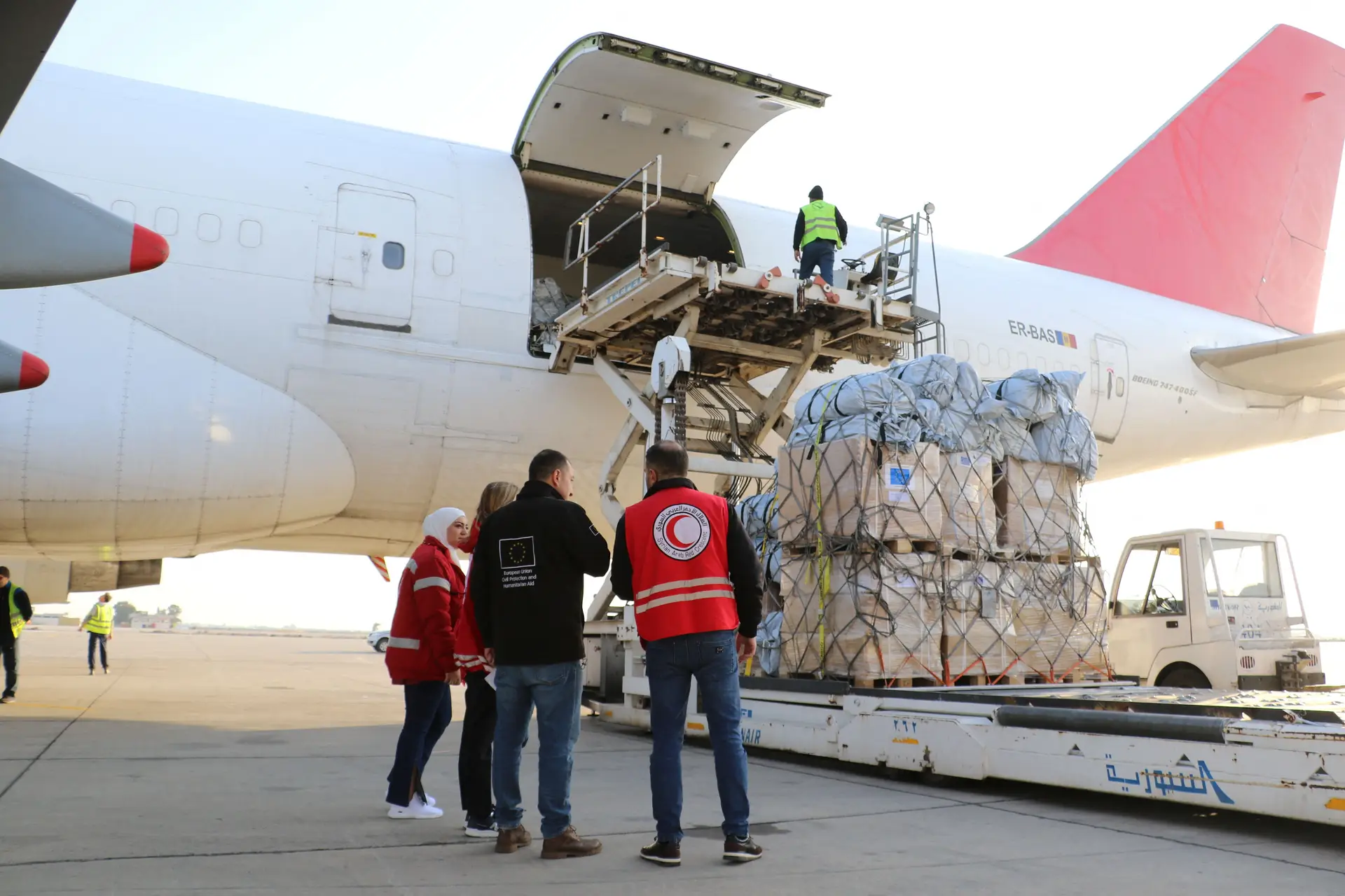 Chegam a Damasco primeiros aviões de ajuda da UE à Síria