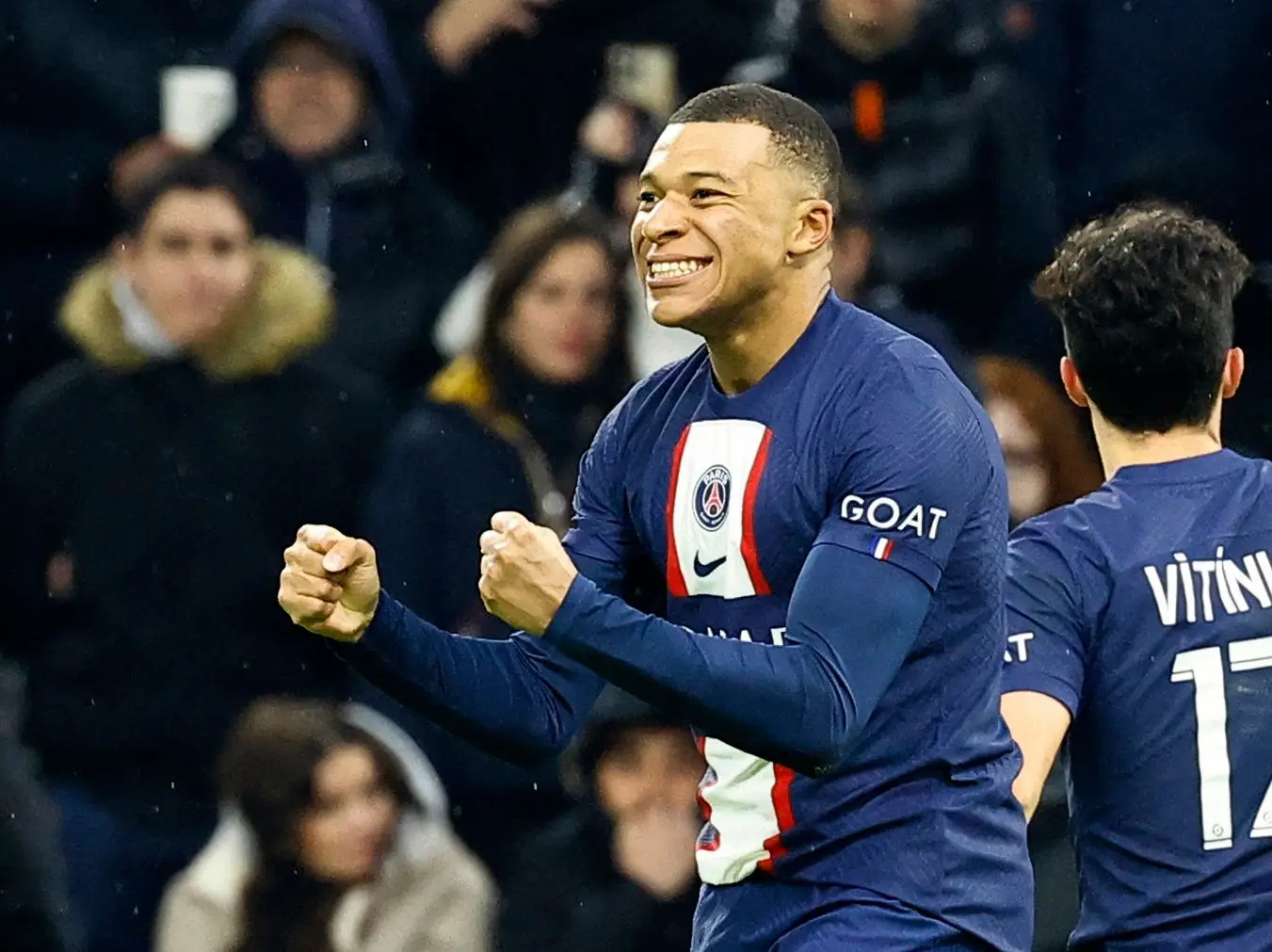 Mbappé arrasa Marselha e iguala recorde de 200 golos de Cavani
