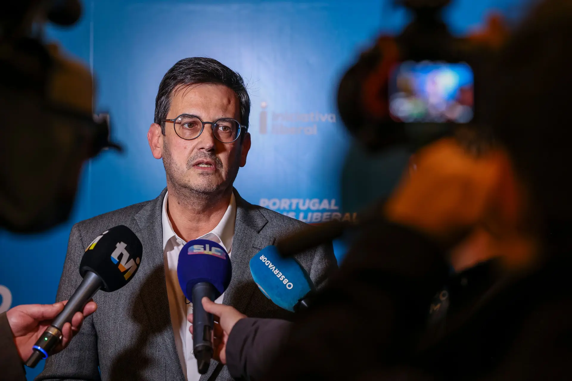 O presidente da Iniciativa Liberal (IL), Rui Rocha, fala à comunicação social durante uma pausa na reunião do Conselho Nacional do partido, em Coimbra