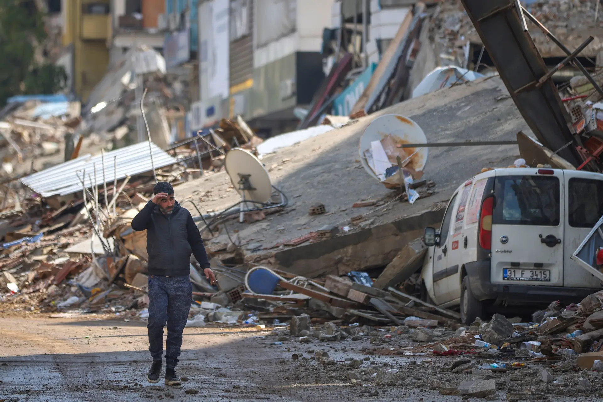 Um morto e dezenas de feridos após novo sismo no sul da Turquia