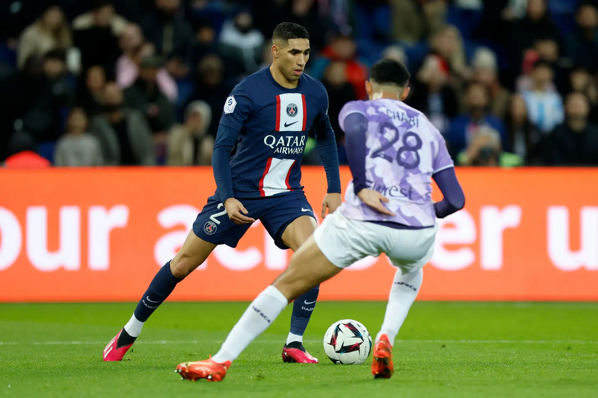 Achraf Hakimi dribla Fares Chaibi, durante o jogo da Liga Francesa entre o Paris Saint-Germain e o Toulouse.