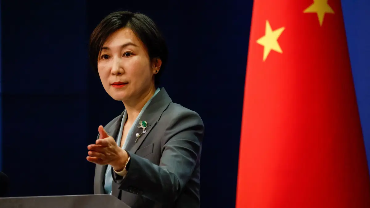 A porta-voz do Ministério dos Negócios Estrangeiros da China durante uma conferência de imprensa no Ministério dos Negócios Estrangeiros, em Pequim, China.