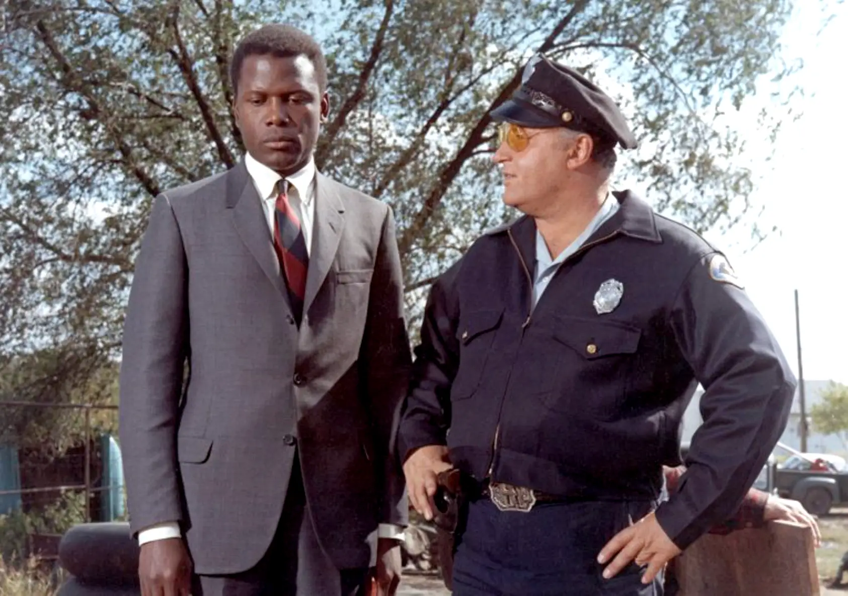 Sidney Poitier e Rod Steiger em "No Calor da Noite" (1967), uma produção de Walter Mirisch